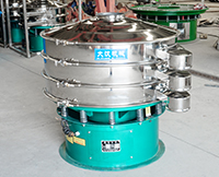 旋振篩多采用立式振動(dòng)電機(jī)作為激振來(lái)源，利用偏心塊的夾角的不同實(shí)現(xiàn)物料在篩網(wǎng)上運(yùn)動(dòng)的軌跡調(diào)整。