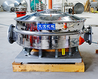 直排篩可分為單雙振動(dòng)源兩種，但其電機(jī)是懸掛在振動(dòng)篩框的外側(cè)，振動(dòng)理相對(duì)比較大。