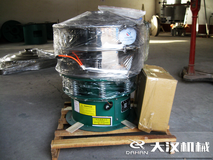 三氯蔗糖粉超聲波振動(dòng)篩采用不銹鋼+碳鋼材質(zhì)的產(chǎn)品能夠更好的節(jié)省成本，同時(shí)能夠達(dá)到想要的篩分效果。