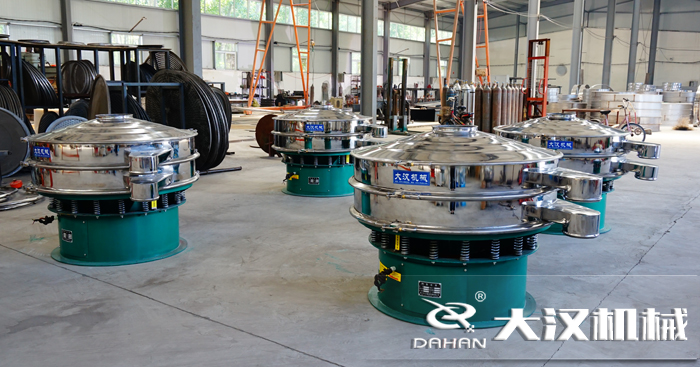 磨料振動(dòng)篩的工作原理：是由直立電機(jī)作為激振源，用來幫助物料進(jìn)行運(yùn)動(dòng)并且實(shí)現(xiàn)，理想的分級(jí)除雜效果。