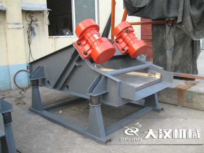 礦用振動(dòng)篩采用優(yōu)質(zhì)的錳鋼材質(zhì)，主要特點(diǎn)就耐磨性強(qiáng)，對于礦用振動(dòng)篩來說其，耐磨性是非常重要的。