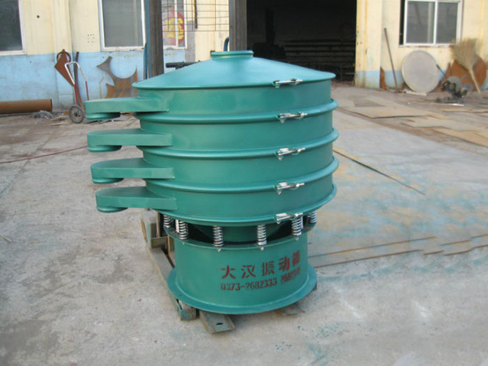 直徑1000型振動篩除了有碳鋼材質(zhì)其還有不銹鋼+碳鋼，以及全不銹鋼的選擇，用戶可根據(jù)用戶物料的性質(zhì)不同可進行選擇。
